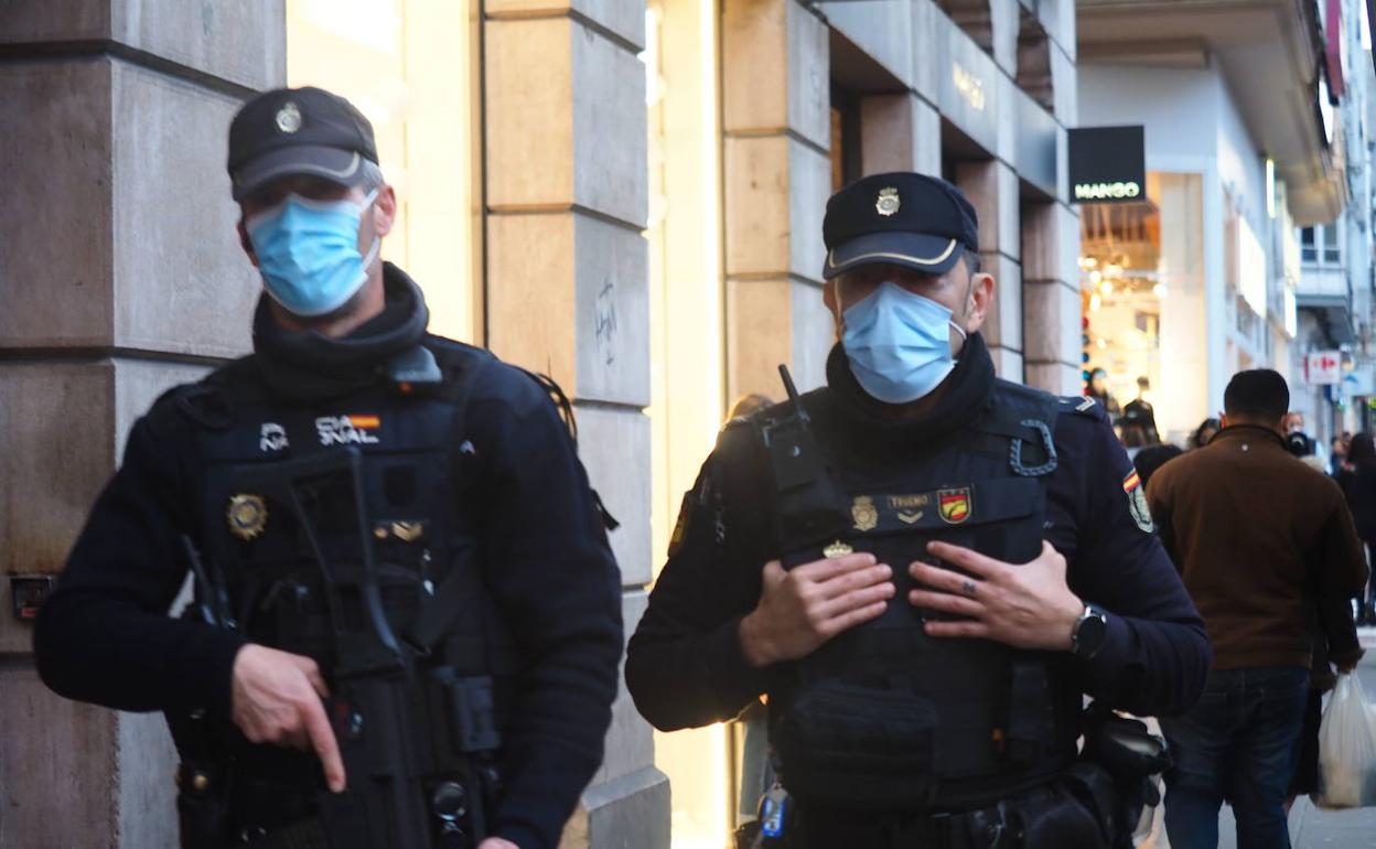 Agentes de la Policía Nacional patrullan por la calle Jesús de Monasterio de Santander. 