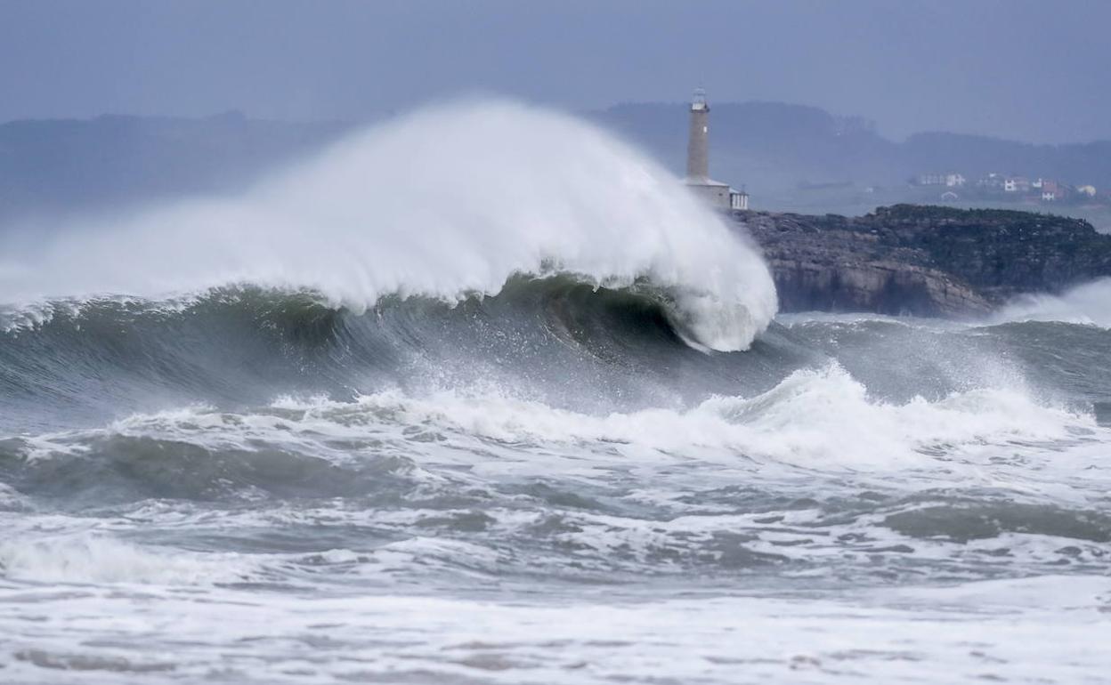 Temporal marítimo con olas en Santander.