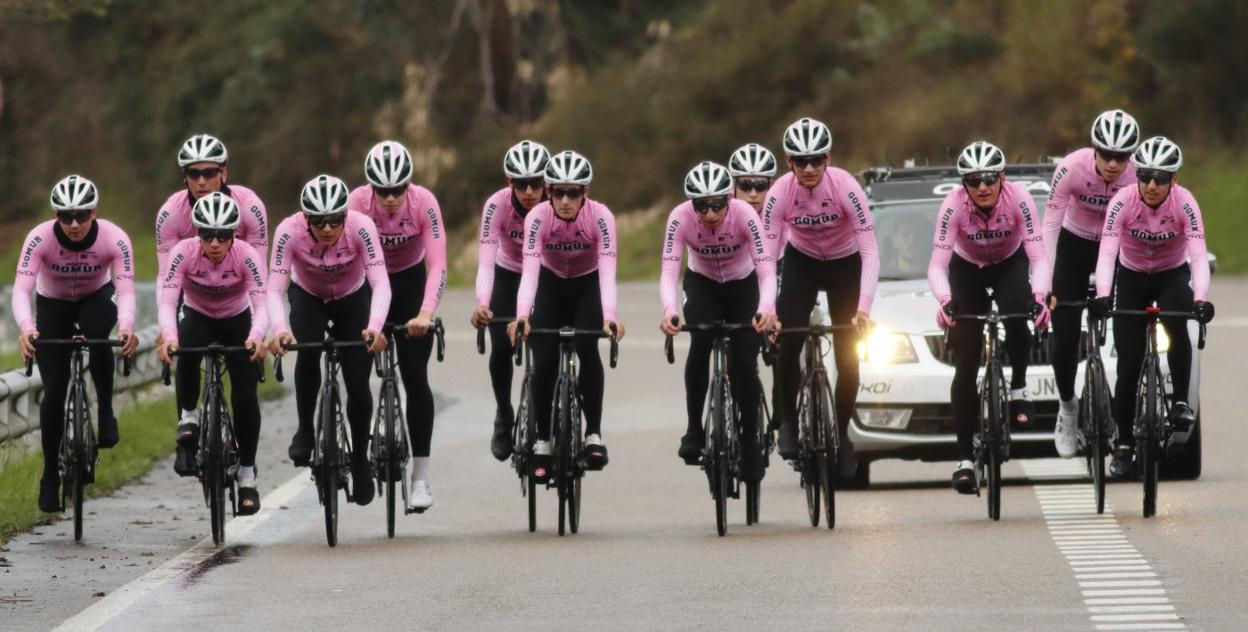 Los corredores del Gomur-Cantabria Infinita, en la subida al Alto de Ajo en el entrenamiento del domingo. 