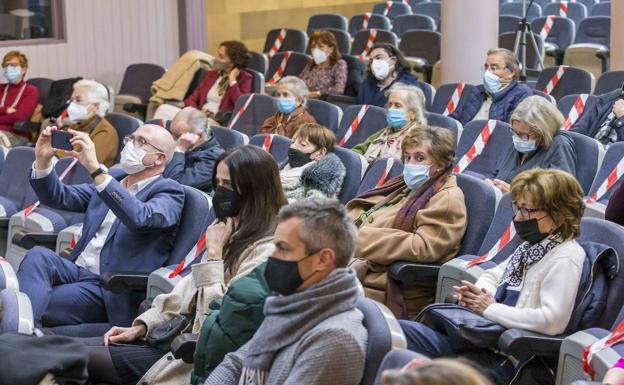 El público, entre medidas de seguridad, en el patio de butacas de la sala santanderina. 