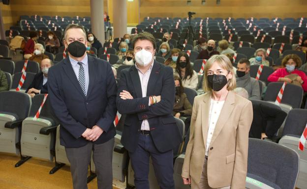 De izquierda a derecha, Íñigo Noriega, Teresa Cobo, autora del libro, y Álvaro Machín, en el Ateneo en la presentación de 'Confinados'.