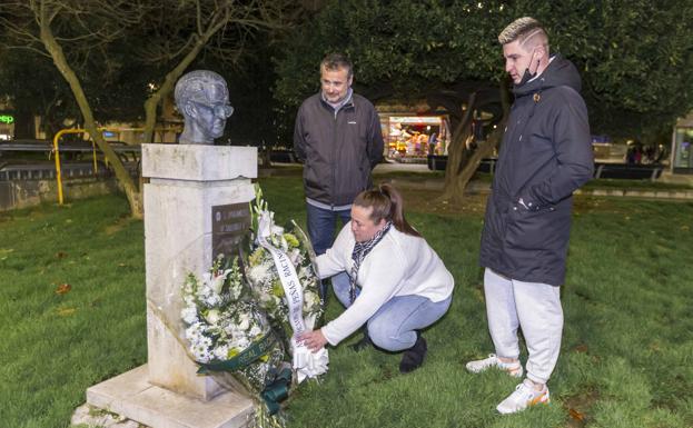 Momento en el que las peñas depositan el centro a los pies del busto de Pancho Cossío. 