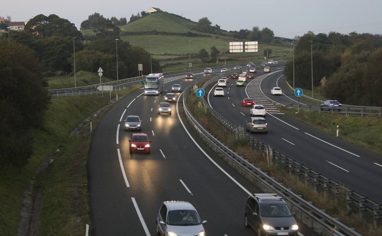 Los vehículos circulan por la autovía A-67 que comunica Santander y Torrelavega a la altura de la salida de Mortera.