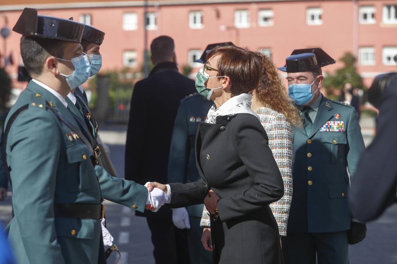 Un agente de la Guardia Civil saluda a María Gámez, directora directora general de la Benemérita. 