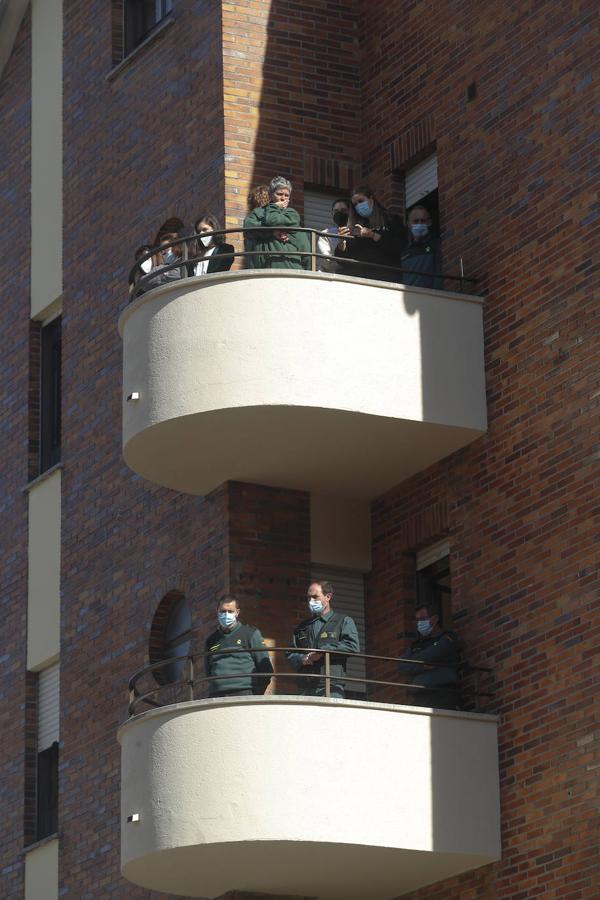 Agentes de la Guardia Civil contemplan el acto de toma de posesión. 