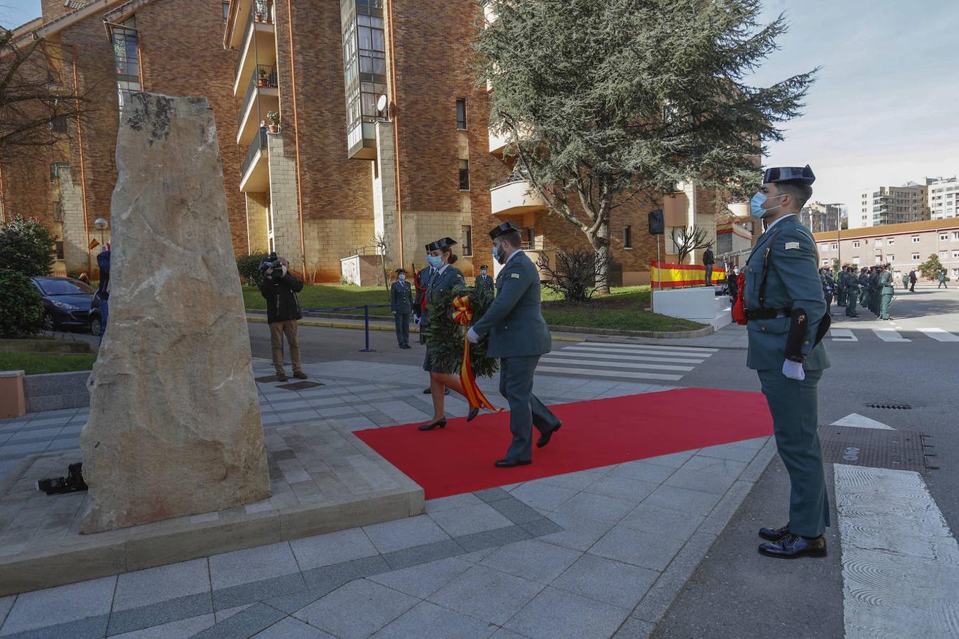 Dos agentes de la Guardia Civil entregan una corona en el monumento que homenajea a los compañeros caídos en actos de servicio. 