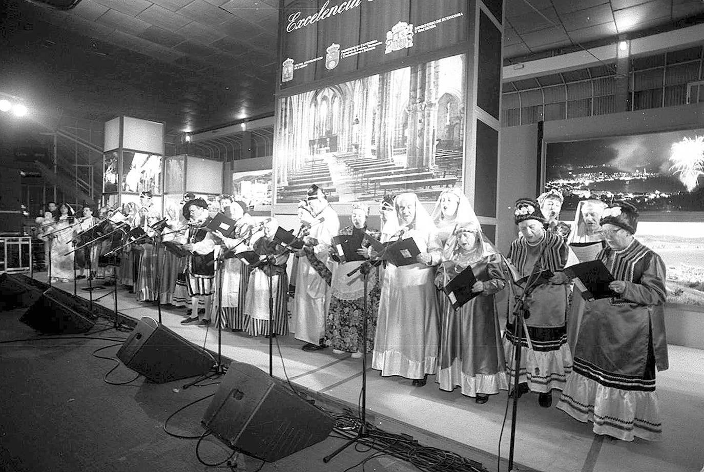 Participantes en el concurso de murgas y chirigiotas del carnaval de Laredo en 1999.