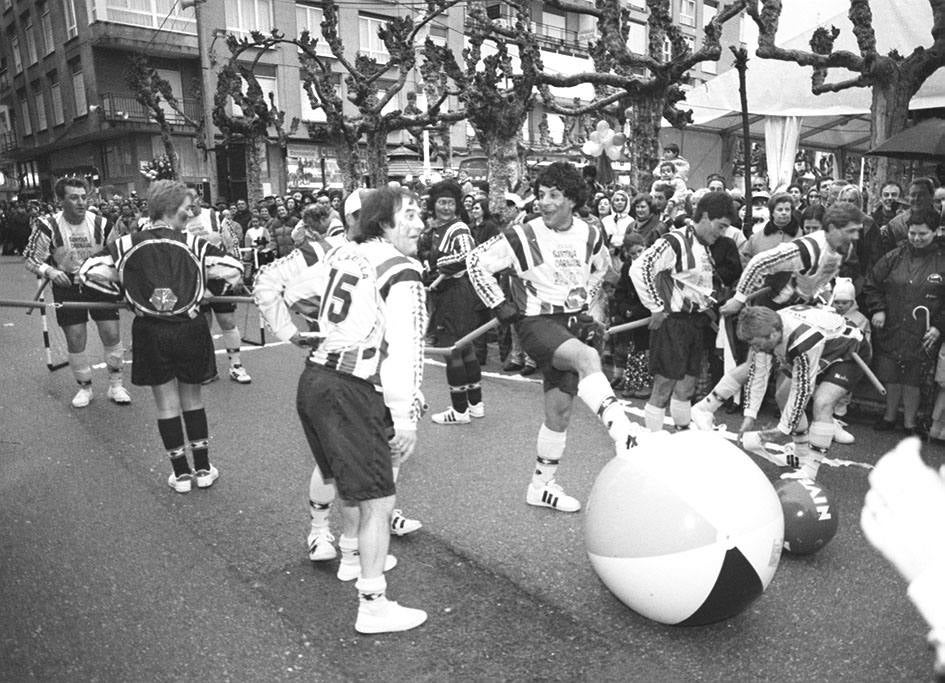 Un grupodisfrazados de futbolin andante por las calles de Santoña en 2000