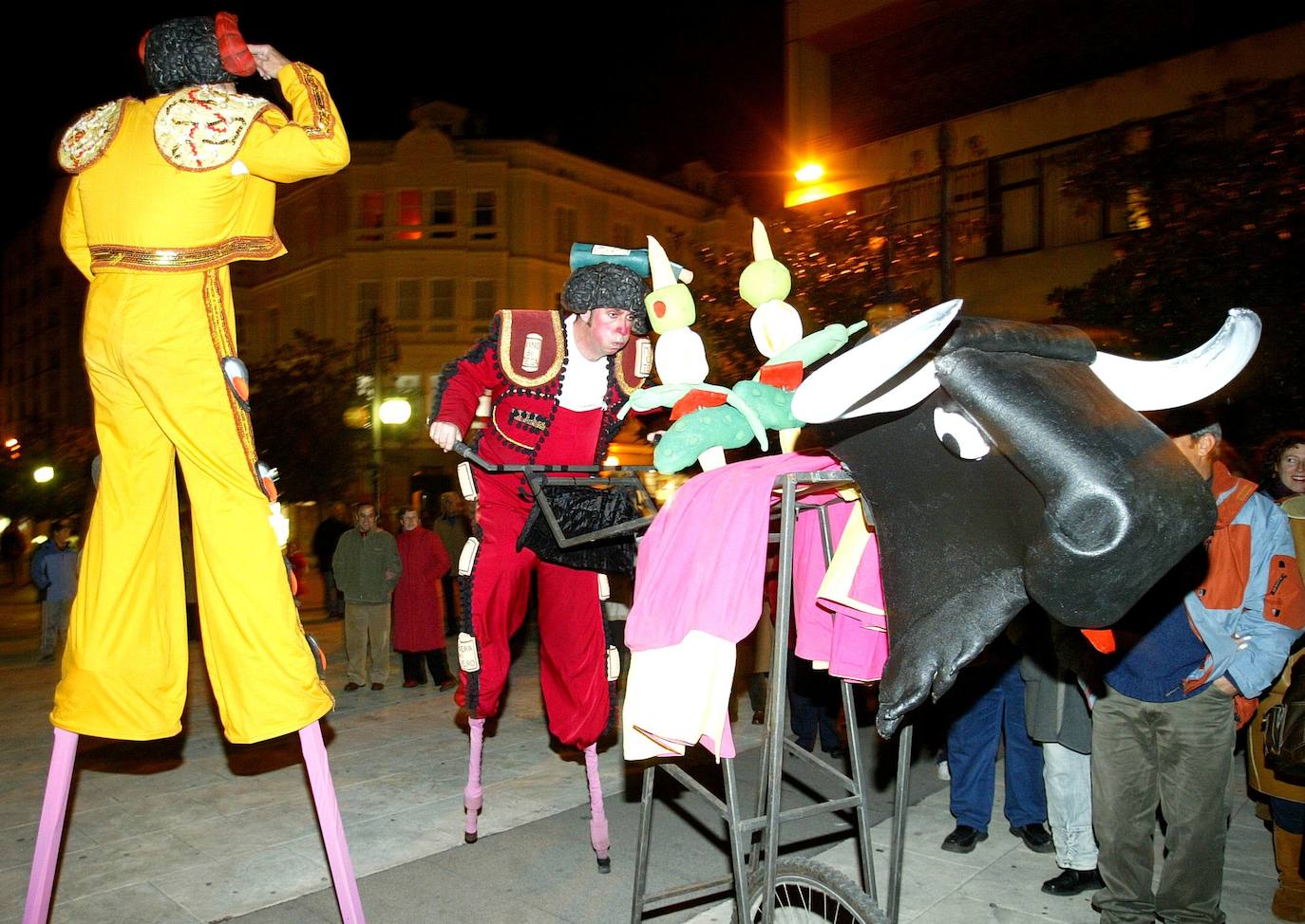 Risas, Toreros y hasta toros en el defile del carnaval de Torrelavega en 2006