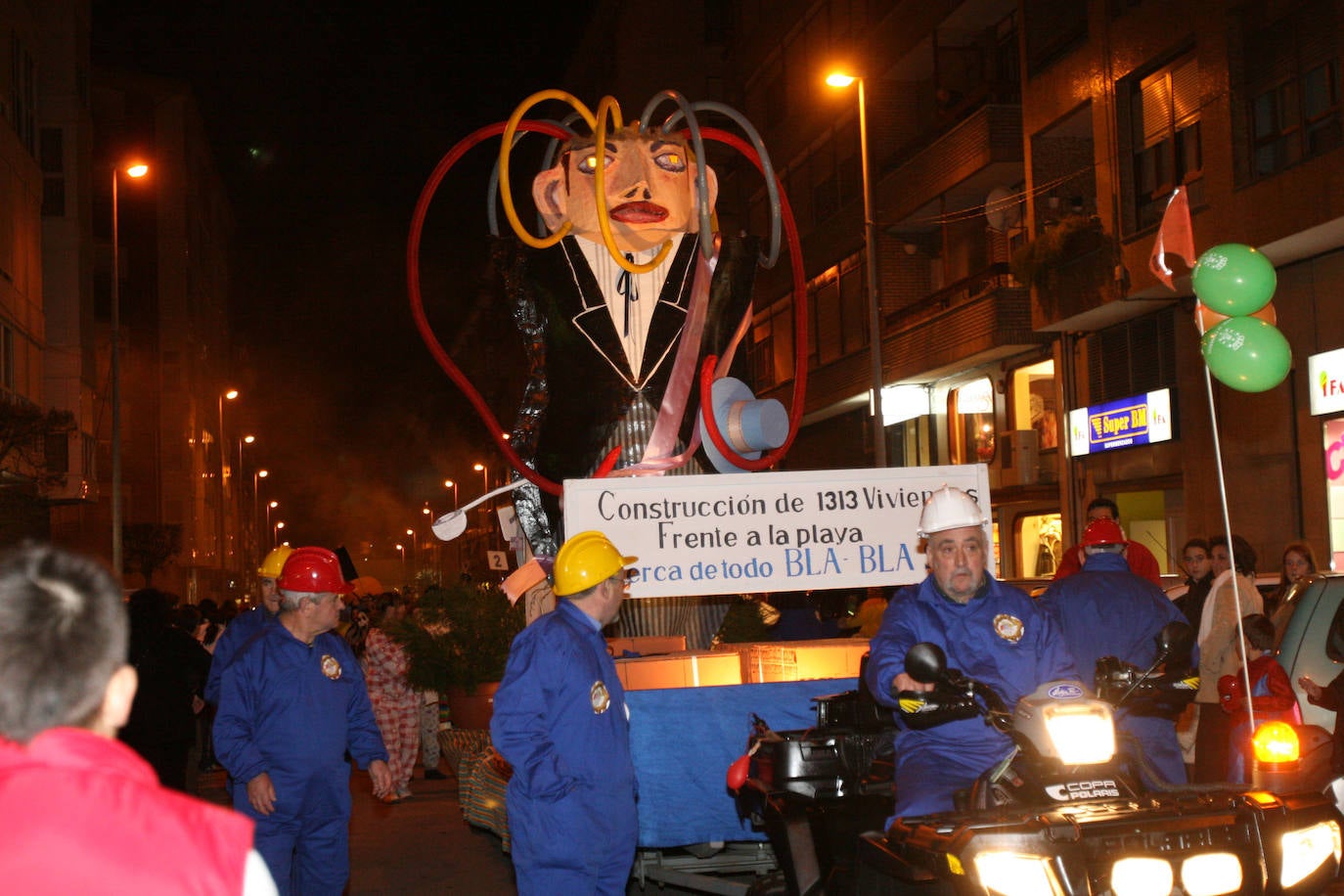 Una de las agrupaciones participantes en el entierro del Cachón desfila por las calles de Muriedas en 2007