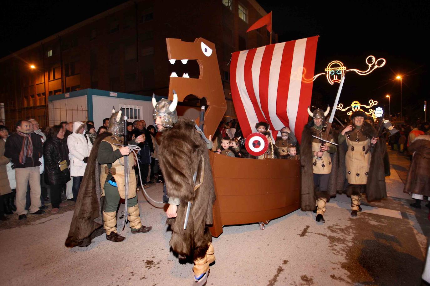 Los vikingos 'invaden' Santoña en el desfile del carnaval de 2008