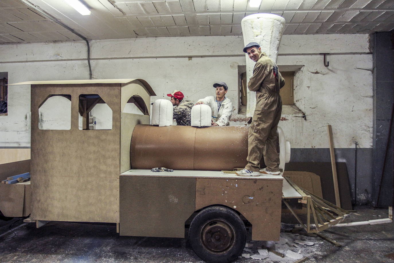 La agrupación de los 'Gumblis' preparan la carroza para el carnaval de Laredo de 2015.