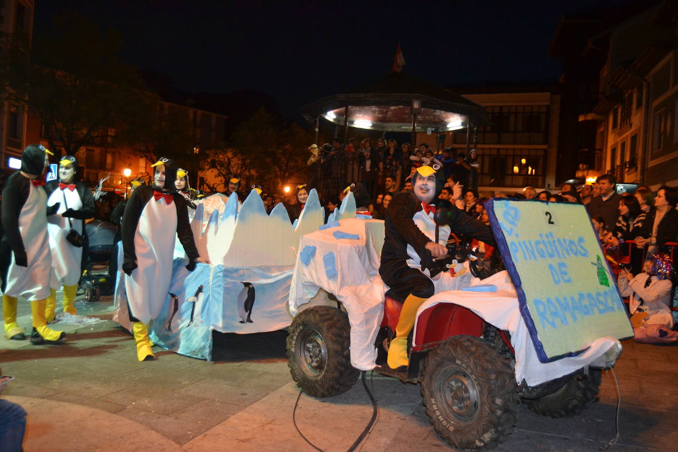 Disfrazados de los pinguinos de Ramagascar en los carnavales de Ramales en 2015 