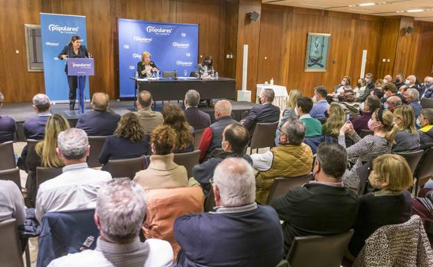 Cerca de 80 dirigentes del Partido Popular de Cantabria acudieron este jueves acudieron a la reunión de la Junta Directiva Regional que convocó María José Sáenz de Buruaga.