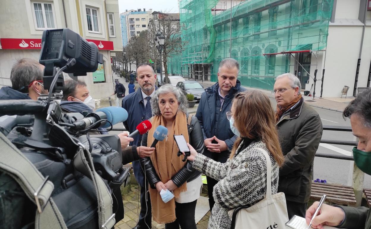 Los líderes de la oposición, Leticia Martínez (IU), en el centro, y Salomón Martín (PSOE), Francisco Ortiz (PRC) y José Antonio García (PP), durante la convocatoria de medios. 