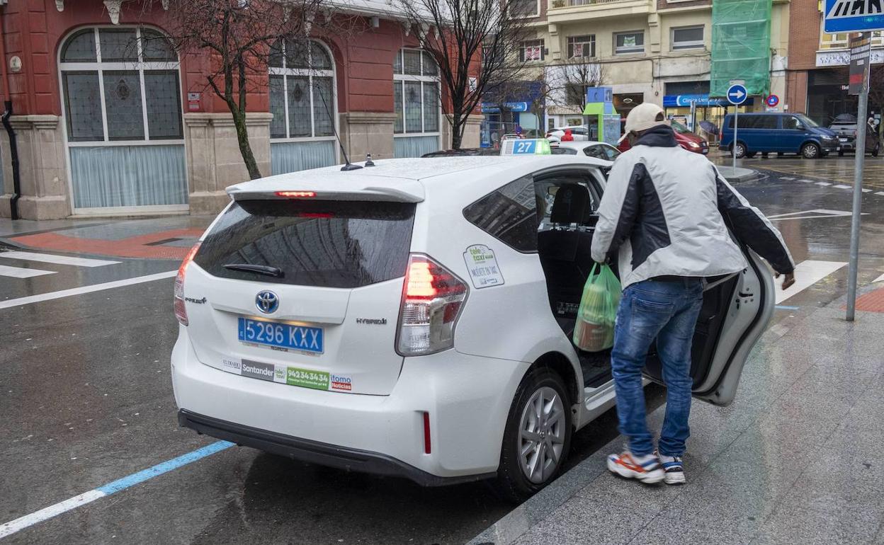 Un hombre coge un taxi en Santander. 