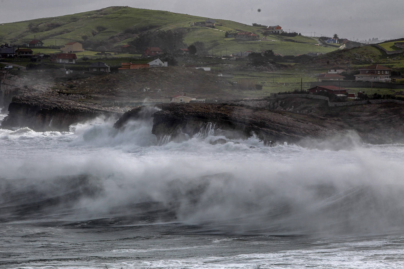 Fotos: El mar rompe con furia contra la costa, con olas de hasta seis metros