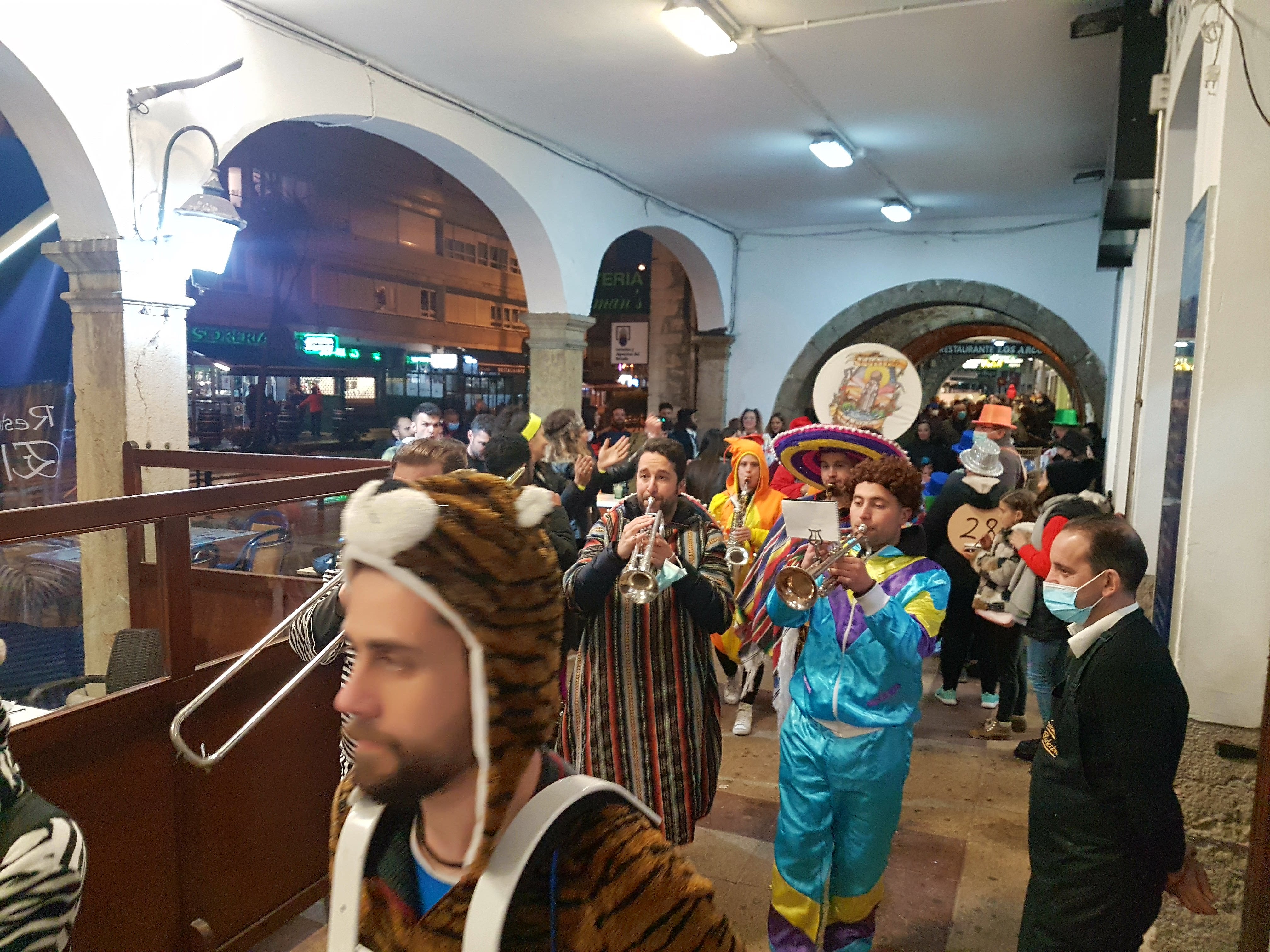 Los vecinos de San Vicente se disfrazaron y salieron a animar las calles.