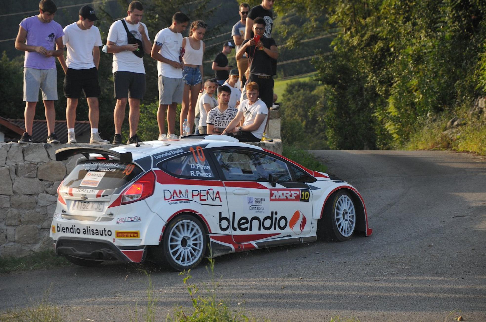 Dani Peña recogerá su trofeo como campeón de Cantabria de rallies. 