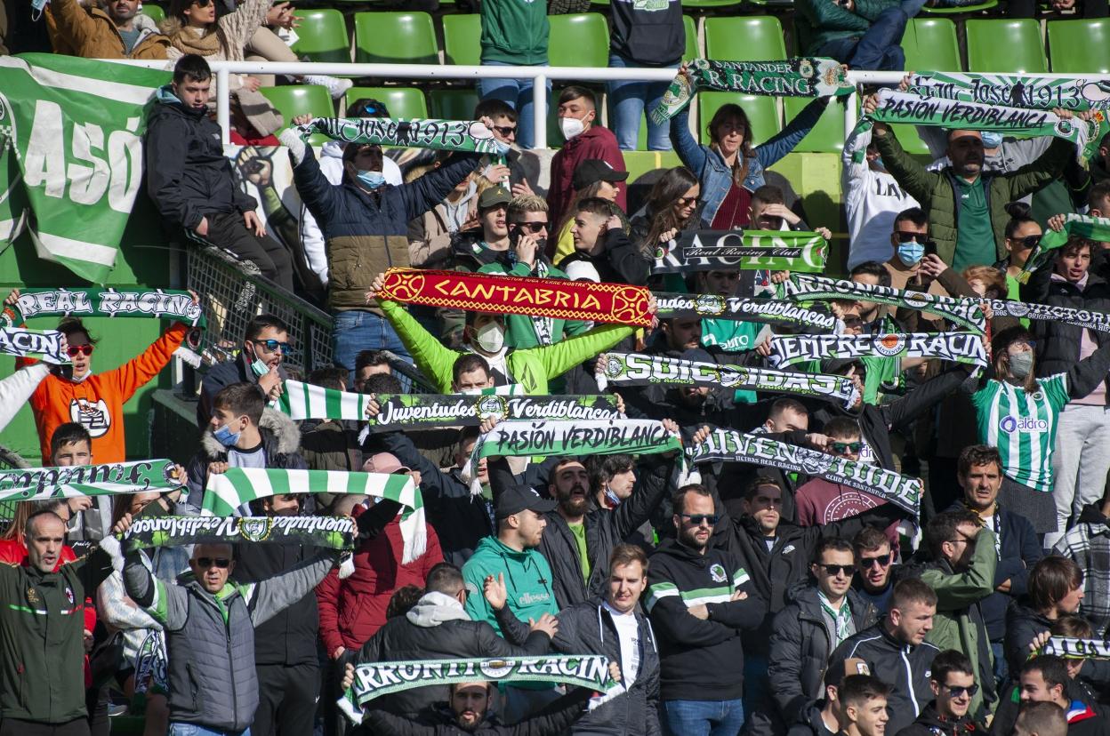 Aficionados del Racing animan al equipo en el partido ante el Badajoz en El Sardinero. 