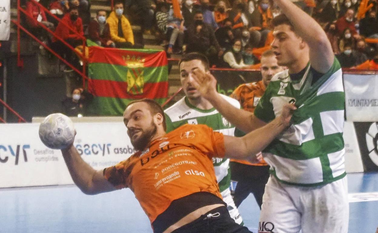 César Porras, pivote del Bathco Torrelavega, dispara en plena caída ante la portería del Helvetia.