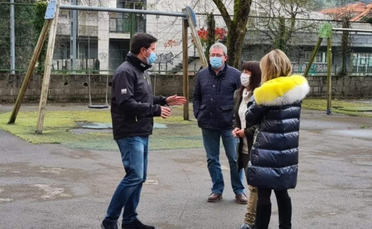 La alcaldesa, Verónica Samperio, y el concejal de Educación, Luis Sañudo, en una visita a las instalaciones. 