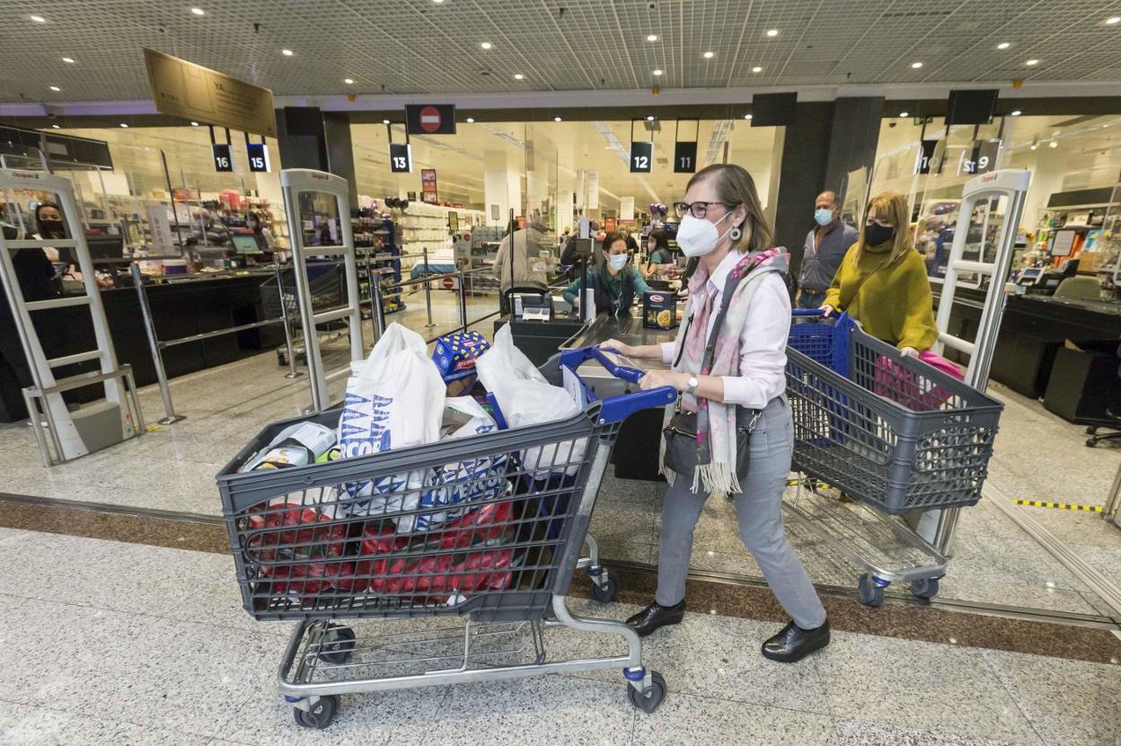 Llenar la cesta de la compra es cada día más complicado cuando los salarios pierden poder adquisitivo. roberto ruiz