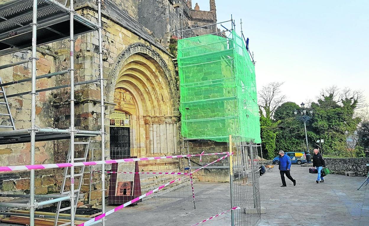 Actualmente se está actuando en la recuperación de las cubiertas de las capillas perimetrales del templo barquereño. v. c.