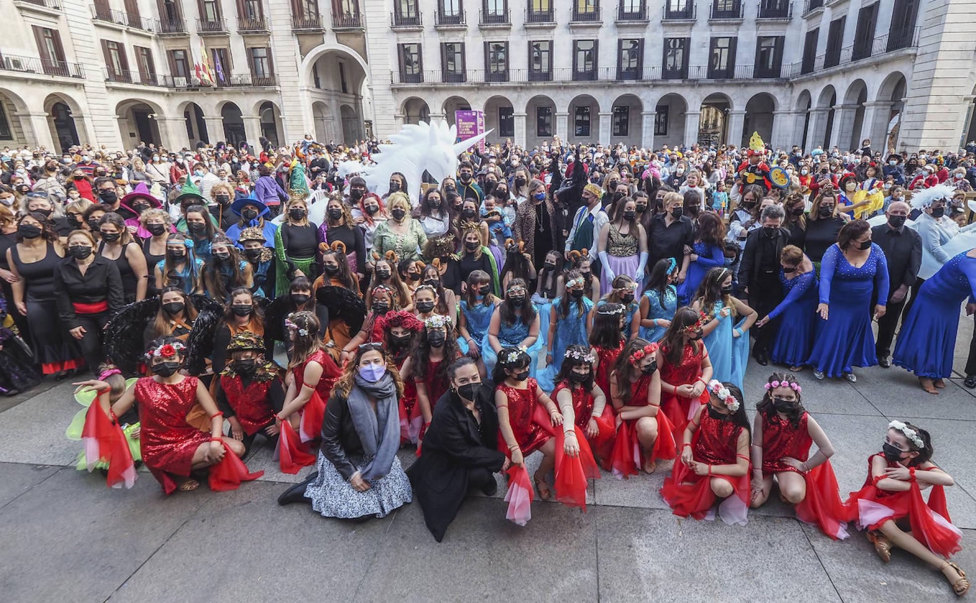 Cientos de personas disfrazadas en la Plaza Porticada. 