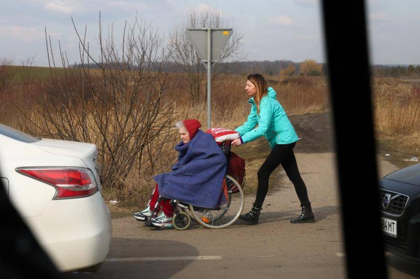 Una mujer y su madre intentan cruzar la frontera con Ucrania.