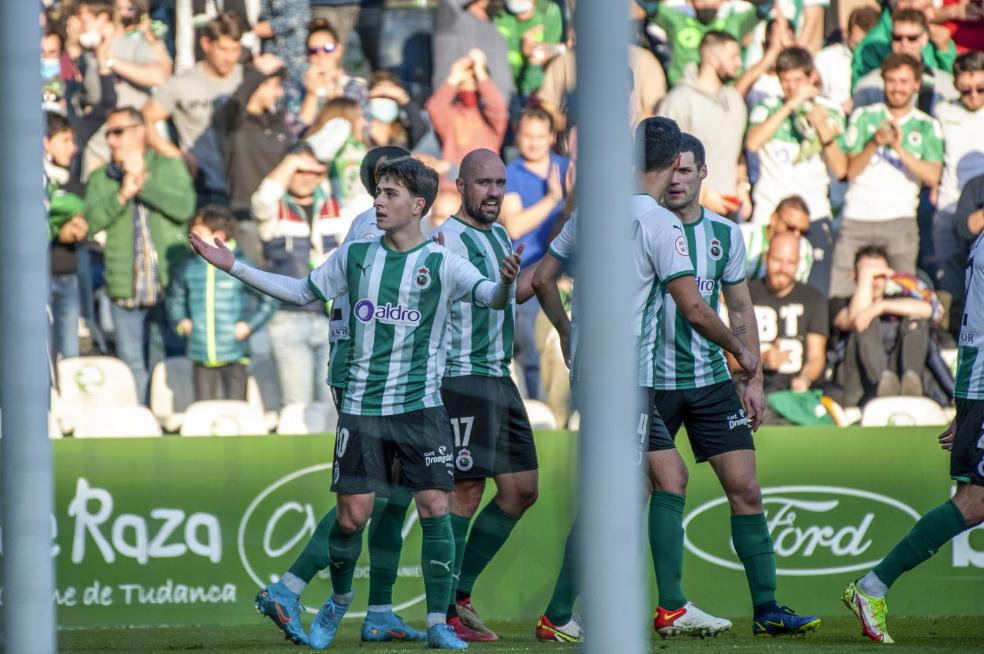 Pablo Torre, junto a sus compañeros, mira a la grada en la celebración de uno de sus goles. 