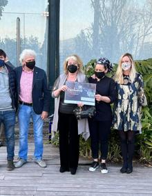 Imagen secundaria 2 - Los ganadores, con sus acreditaciones: en cocido montañés ganó El Fogón de Pechón, en cocido lebaniego Picos de Europa y, en guisote, La flor de Tetuán.