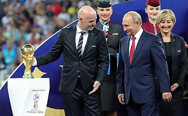 Gianni Infantino y Vladímir Putin, durante la final del Mundial de 2018. 