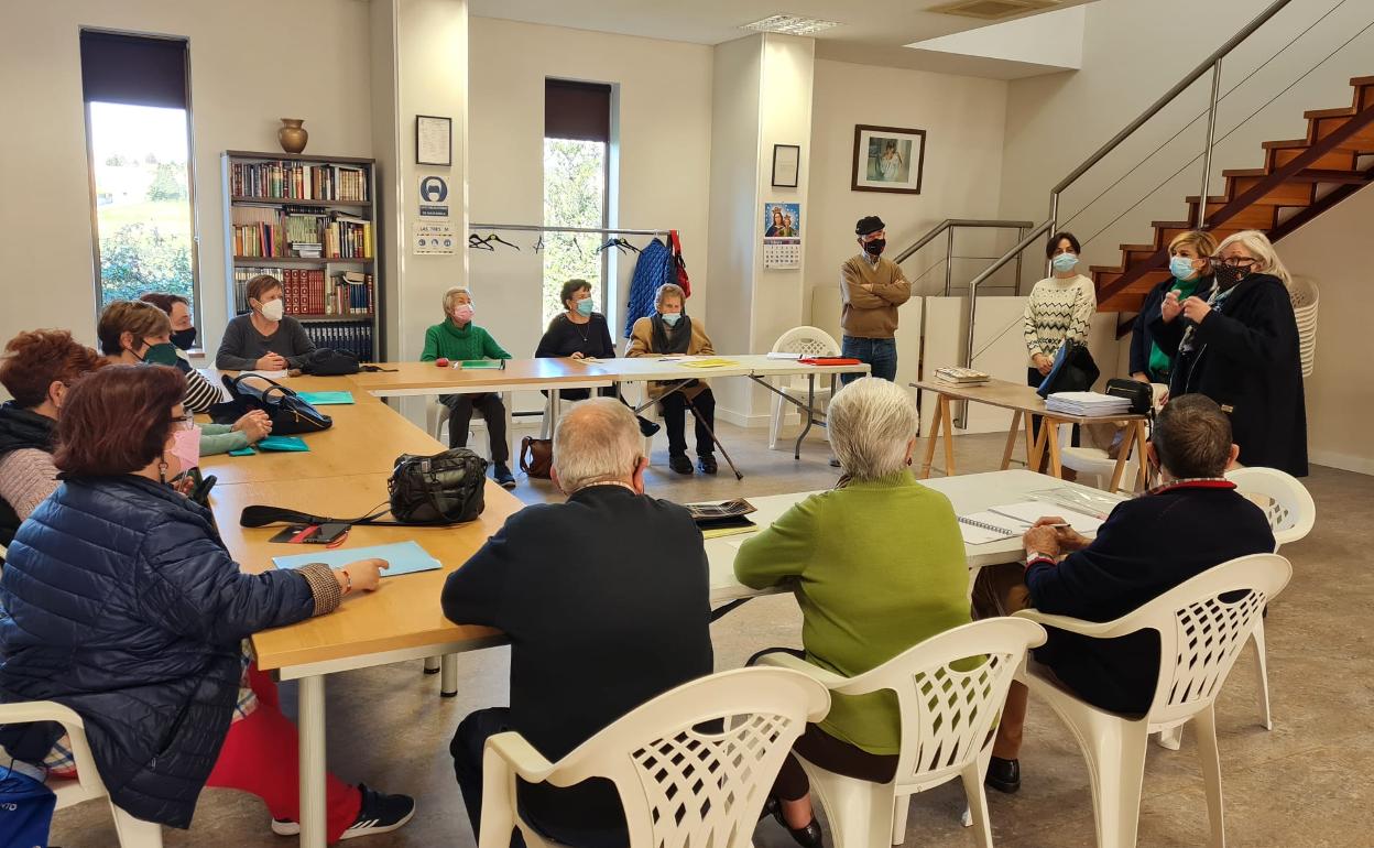 Asistentes a la clausura del taller celebrado en el Centro Social de Mayores de Camargo.