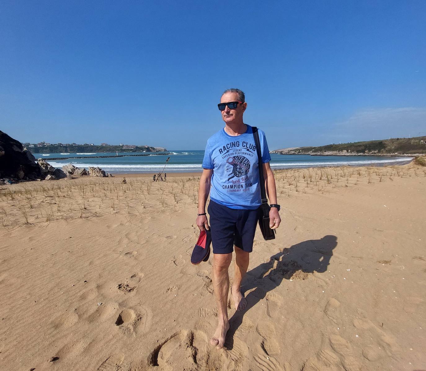 Las bermudas, una prenda que ha ganado protagonismo, como en este look conjuntado en azules. Con alpagartas y su complemento favorito: el bolso.