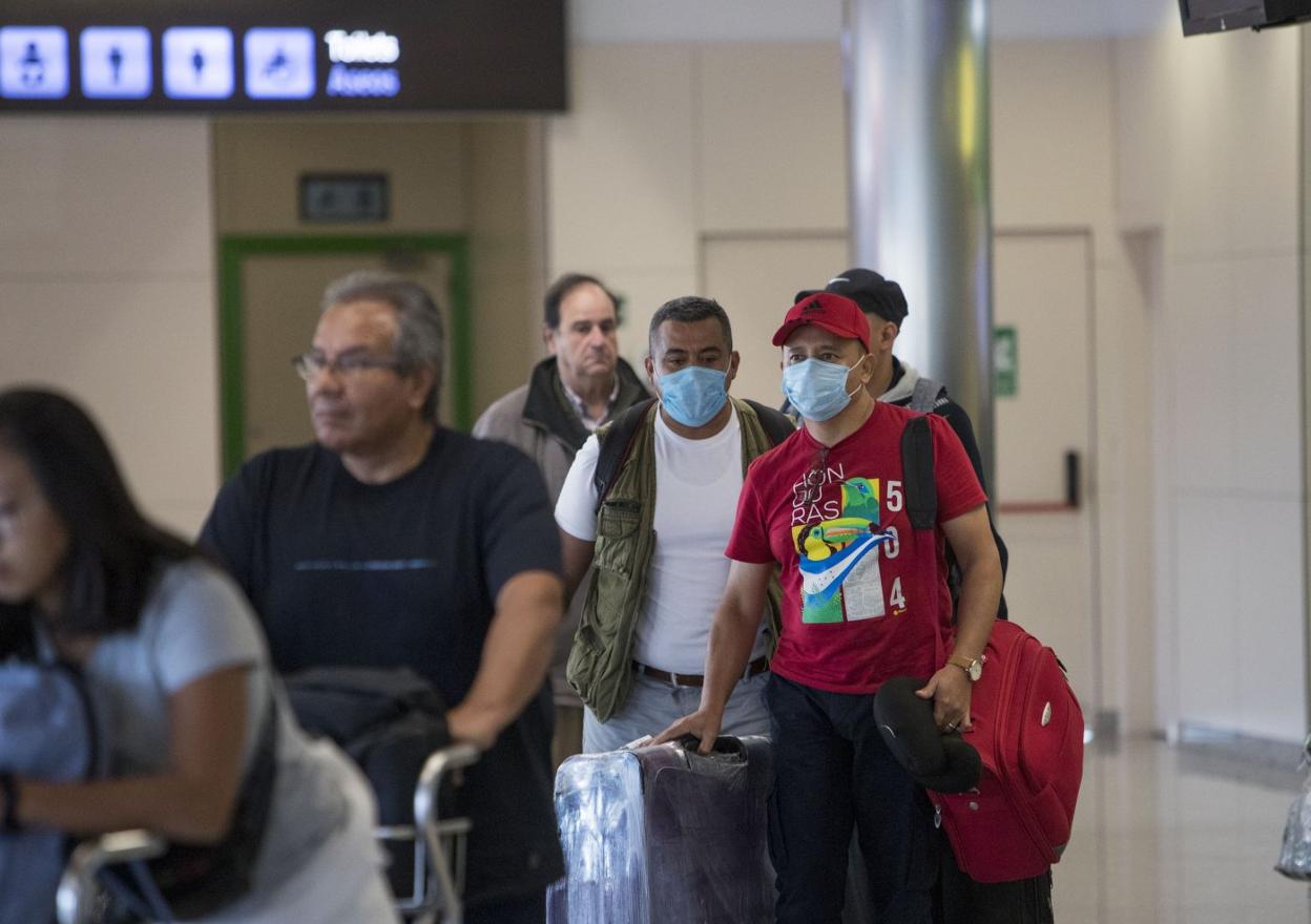 Pasajeros del vuelo de Milán en el aeropuerto Seve Ballesteros, en marzo de 2020, cuando el virus asolaba Italia. 