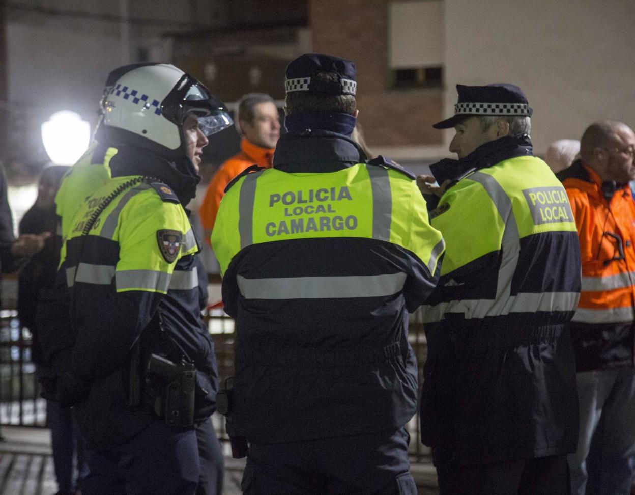 Tres efectivos de la Policía Local de Camargo mantienen una conversación, en una imagen de archivo. 