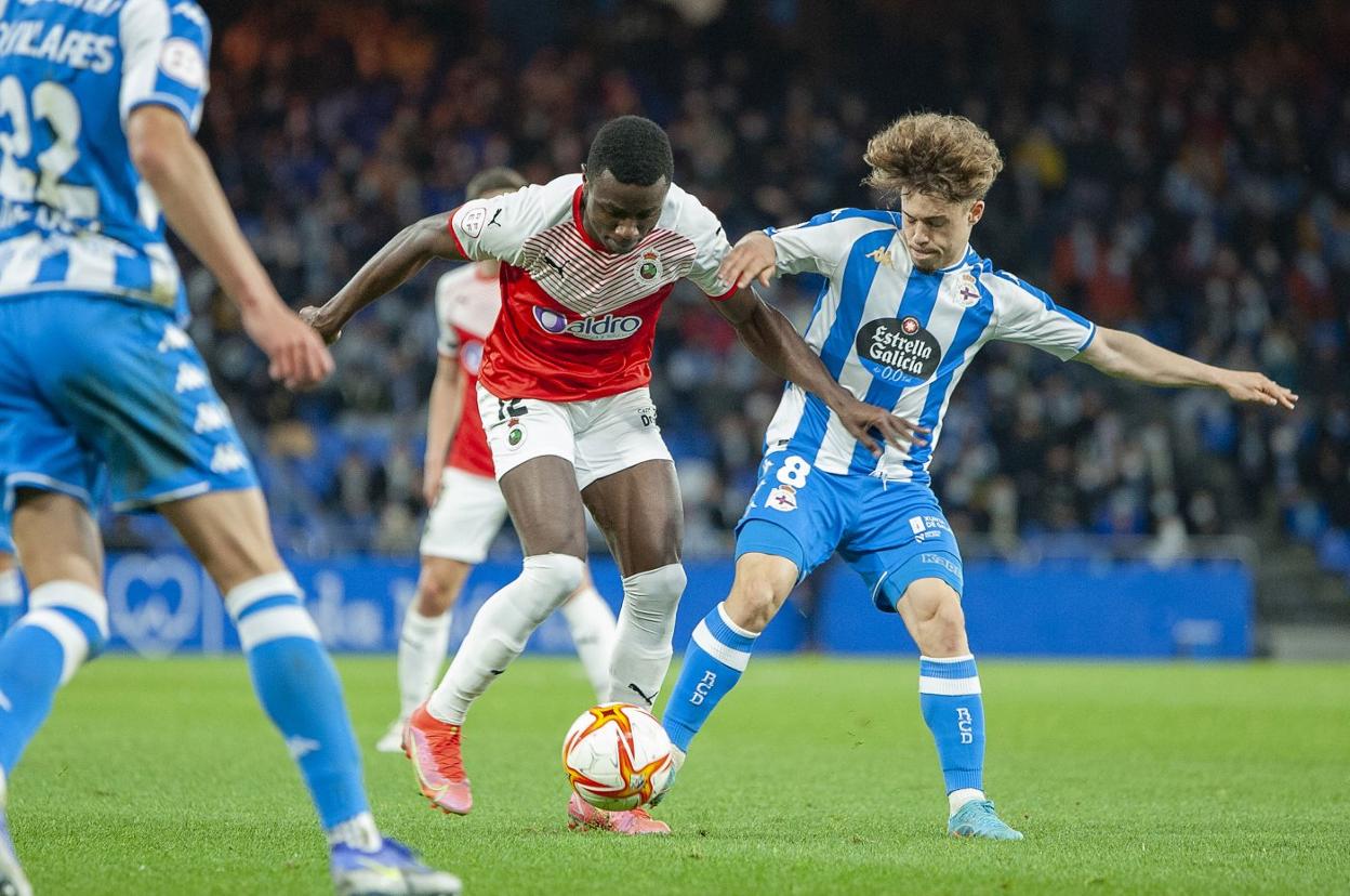 Soko y Mario Soriano disputan un balón en el partido de Riazor. 