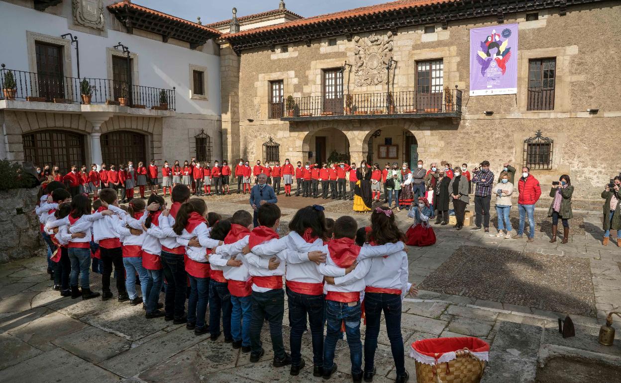 Alumnos de la Sagrada Familia, de Herrera, entonan las marzas durante el recital, este martes, en la sede del Ayuntamiento de Camargo (Muriedas).