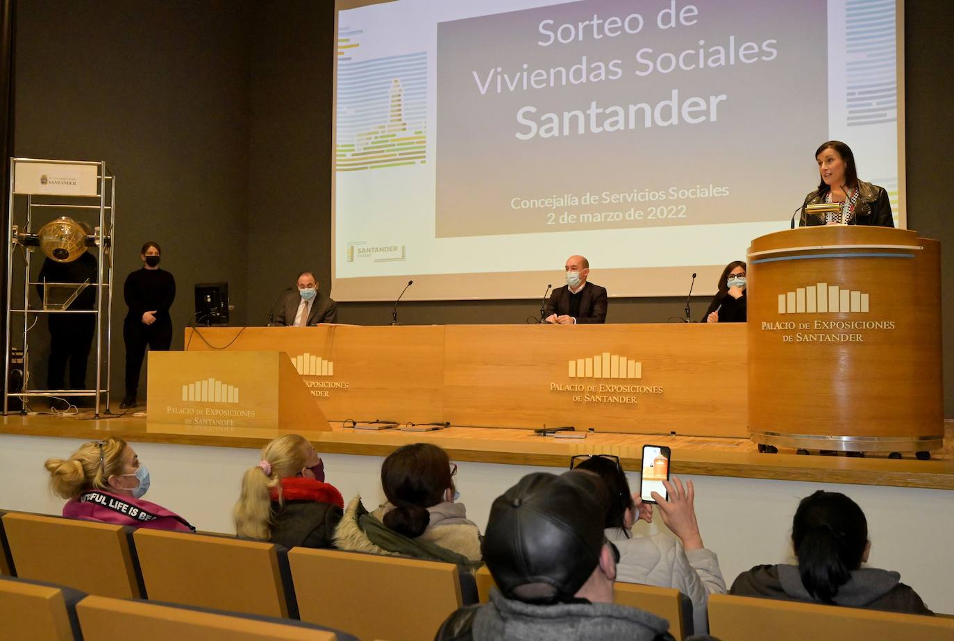 La alcaldesa Gema Igual presenta el sorteo de las siete viviendas. 