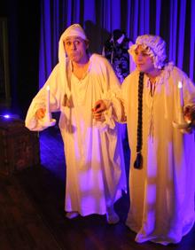 Imagen secundaria 2 - Dos imágenes de 'Brujas, los cuentos escondidos', de David Acera, que abre el Ciclo. Y 'De sastres' de la compañía Higiénico Papel Teatro. 