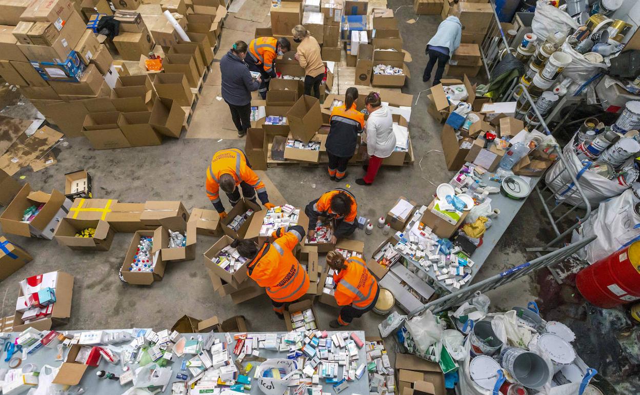 Decenas de voluntarios han trabajado en el empaquetado de miles de productos en el almacén de Cajo.