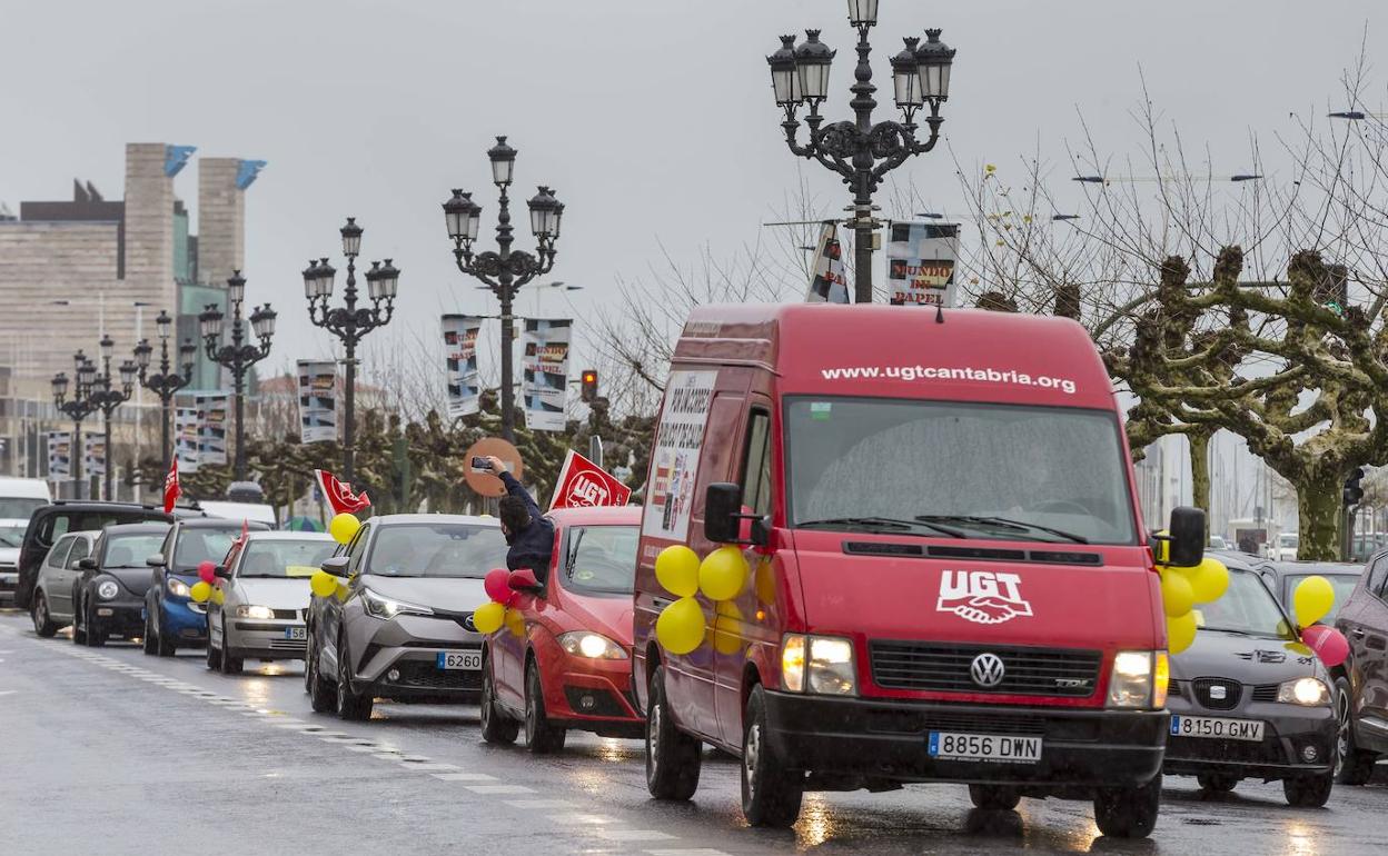 CCOO y UGT recorren Santander exigiendo que cese el «desguace» de Correos