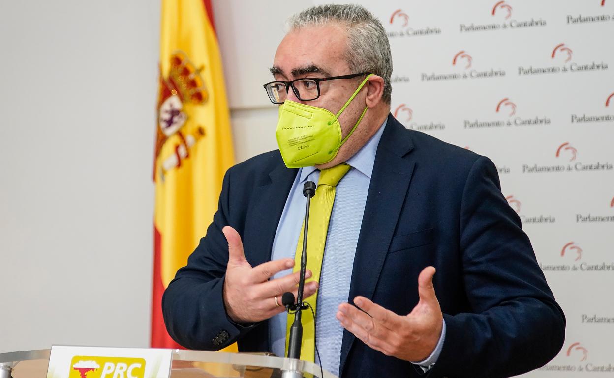 Pedro Hernando, en la rueda de prensa que ha dado este jueves instando a los principales agentes sociales a cumplir la ley.