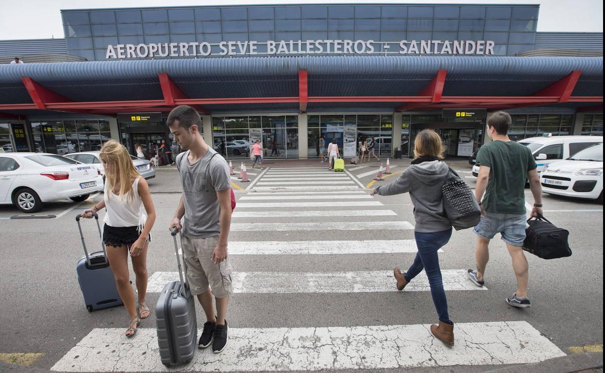 Taxistas esperan a los viajeros de la terminal a la salida del aeropuerto Seve Ballesteros-Santander, el año pasado, en Parayas (Camargo). 