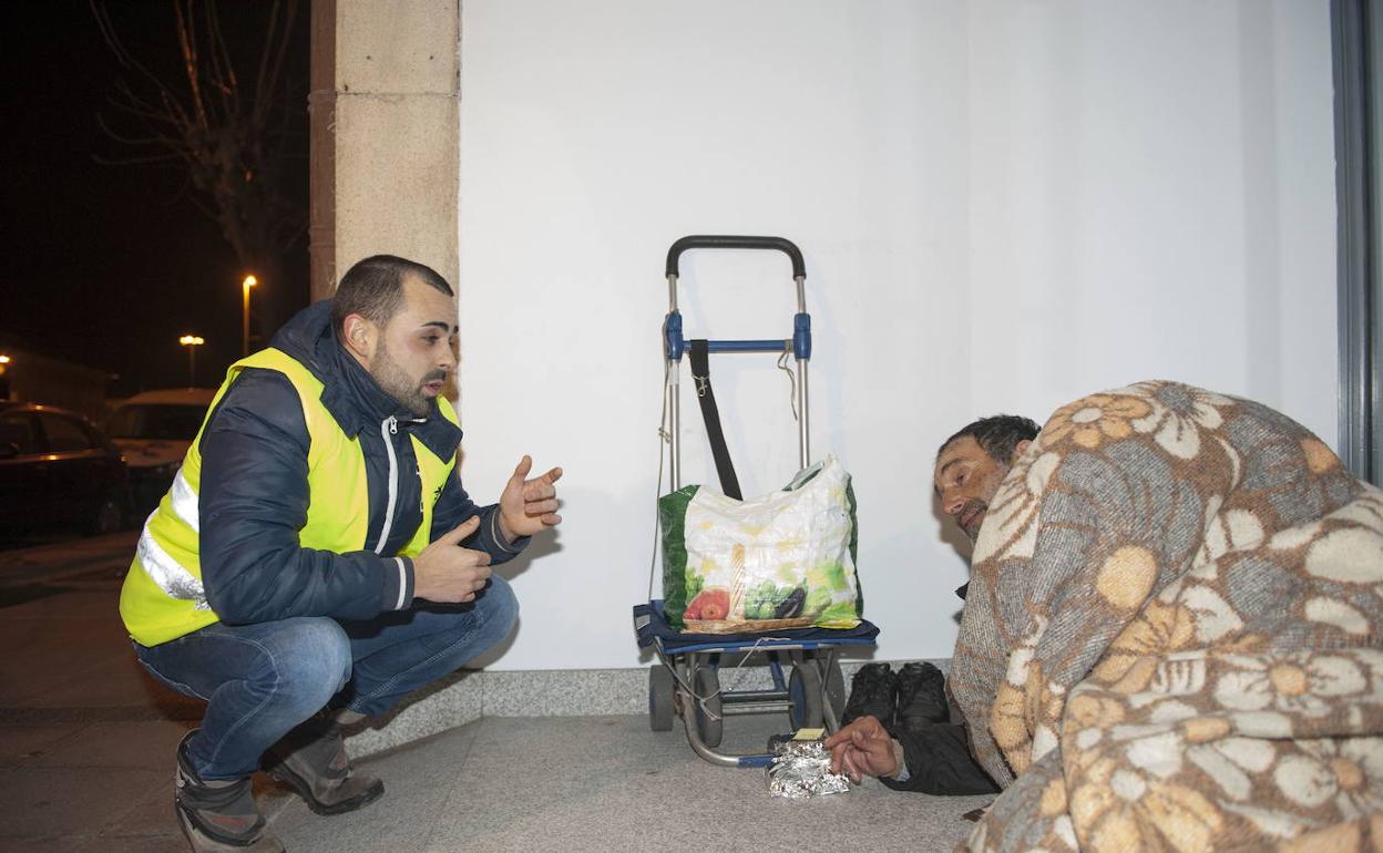 Imagen de 2017. Un voluntario atiende a una persona sin hogar en Santander.