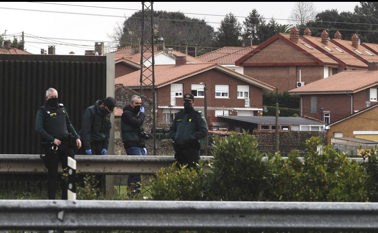 Cuatro agentes, esta mañana en el lugar donde cayó el anciano después de que fuera retirado el cadáver.