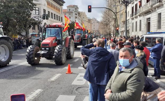 Los tractores atraviesan el centro de Santander ante la espectación y los aplausos de los vecinos.