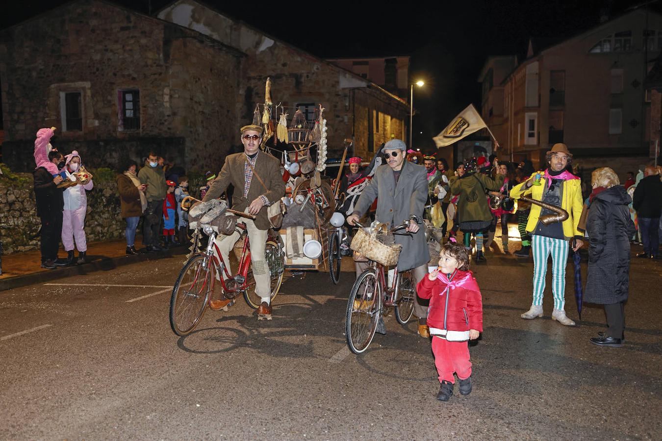 Cabezón ha celebrado su multitudinario desfile que ha recorrido las principales calles de la villa. 