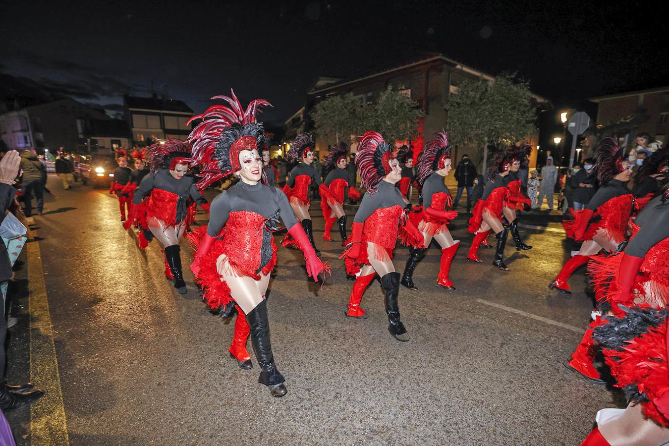 Cabezón ha celebrado su multitudinario desfile que ha recorrido las principales calles de la villa. 